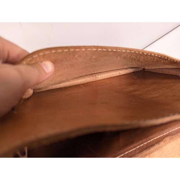 Vintage caramel brown saddle leather messenger bag, smaller laptop bag - Picture 9 of 9